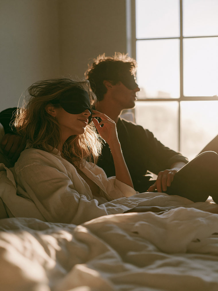 Un couple portant les masques de sommeil en soie Noctya